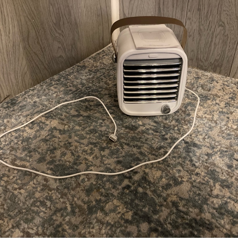 Desk cooling fan